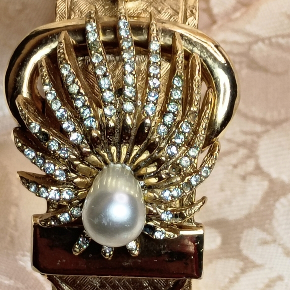 Hattie Carnegie Cuff Bracelet - Picture 9 of 9